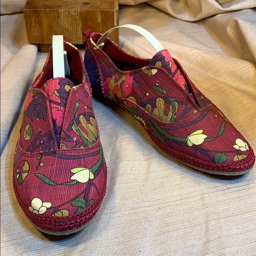 Salroots NWOT canvas comfy flats